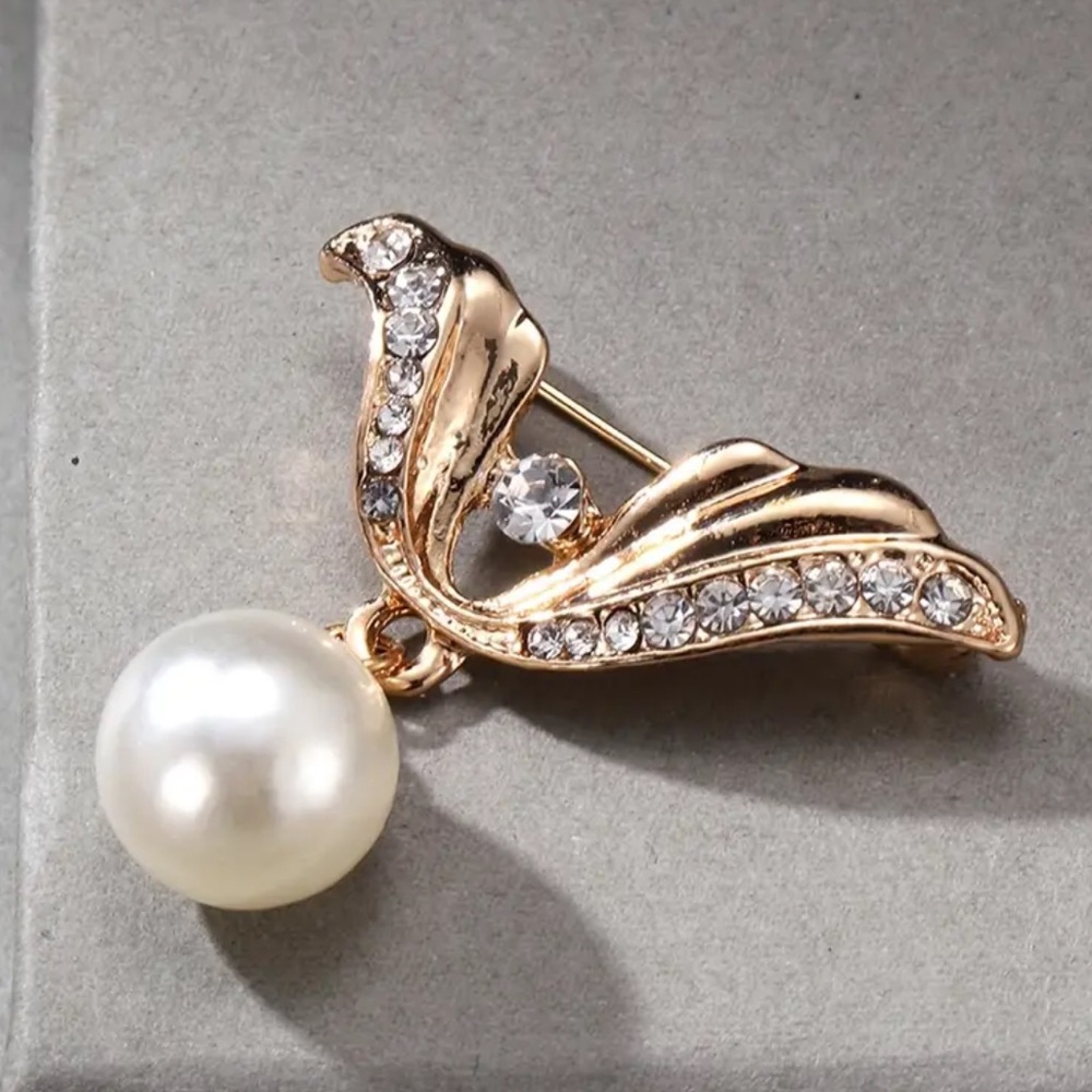 Elegant Gold and Pearl Brooch